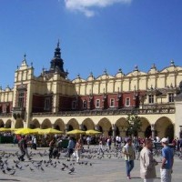 Na Sukiennicach umieszczono gałkę nazwaną kulą czasu PENDRIVE W KULI CZASU NA SUKIENNICACH 2010-09-17 Zgodnie z tradycją, na zakończenie remontów ważnych budowli do tzw. gałek umieszczanych na dachach wkłada się dokumenty i pamiątki dla potomnych. 16 września...
